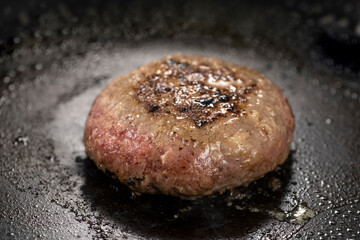 ハンバーグを焼く