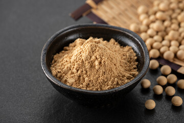 きな粉と大豆 黒バック