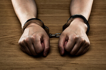 手錠をかけられた手