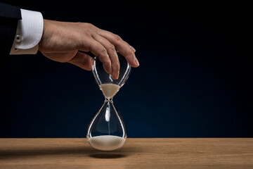 ビジネスマン 砂時計 コピースペース