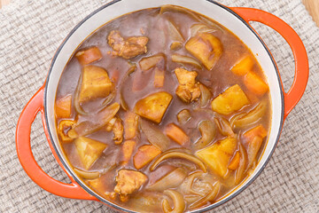 鍋で煮込んだカレー