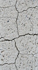 Obraz premium Close-up of cracked concrete surface texture with visible aggregates