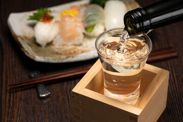 寿司と日本酒の盛りこぼし（もっきり）
