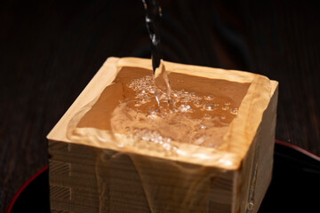 木升になみなみ注いだ日本酒