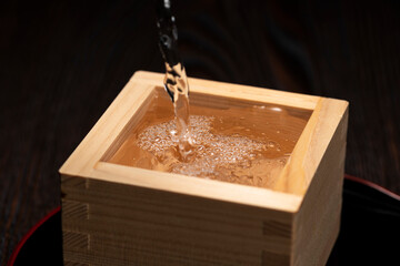 木升になみなみ注いだ日本酒
