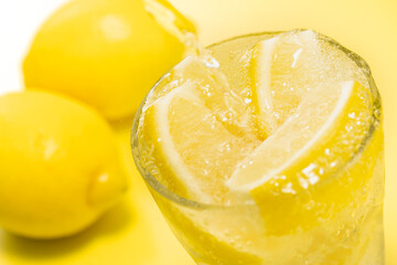 レモンの果実がたっぷりはいったレモンサワー