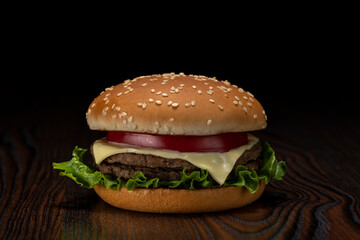 暗い背景にハンバーガーのアップ