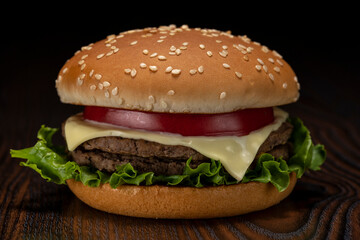 暗い背景にハンバーガーのアップ