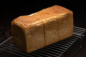 テーブルの上に食パン1本（2斤）