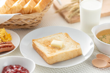 食卓に並んだ食パン（バター）