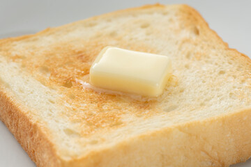 トーストした食パンの上で溶けたバター