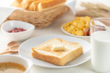 食卓に並んだ食パン（バター）