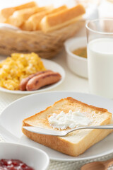 食卓に並んだ食パン（マーガリン）