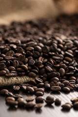 麻袋にたくさんのコーヒー豆