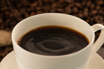 淹れたてのコーヒーとコーヒー豆 クローズアップ