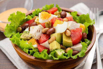 チキンとアボカドとトマトのコブサラダ　クローズアップ