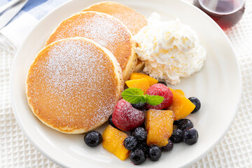フルーツを生クリームを添えたパンケーキ