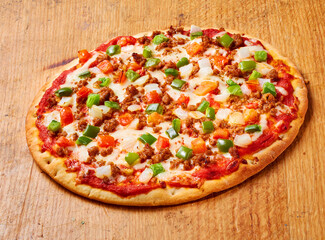 Bolognese Pizza mit Paprikastuecken, Pizza, Frühlingszwiebeln, Paprika, isoliert, 