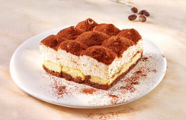  Tiramisu auf weissem Teller und Marmorplatte, Italien, Dessert, Tiramisu, Kakao, Mascapone, 
