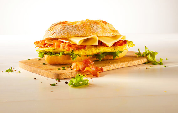 Belegtes Broetchen mit Schinken Ei und Gouda