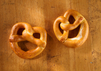 Bretzeln auf Holzfond, backen, Frühstück, Laugenbretzeln, Topshoot, 