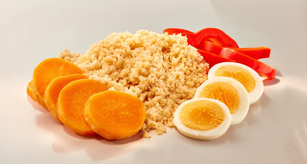 Couscous mit Karotten Ei und Paprika, isoliert, Gemüse, Vitamine, 