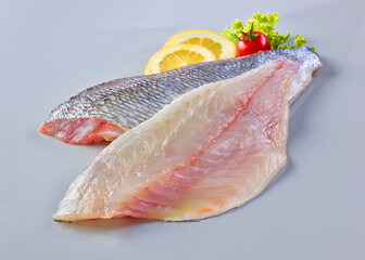 Doradenfilets mit Zitrone, Fischfilets, Dorade, isoliert, zitronenscheiben, roh, 