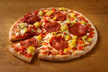 Pizza Chorizo mit Paprika auf Holzfond