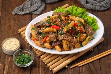 Gungjung tteokbokki (royal rice cake) or ganjang tteokbokki (rice cake with soy sauce), tastes more like another famous Korean food, japchae.