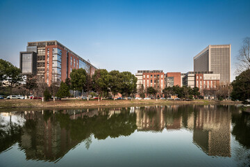 Obraz premium Scenic Urban Landscape Reflecting Modern Architecture by a Tranquil Lake