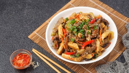 Gungjung tteokbokki (royal rice cake) or ganjang tteokbokki (rice cake with soy sauce), tastes more like another famous Korean food, japchae.