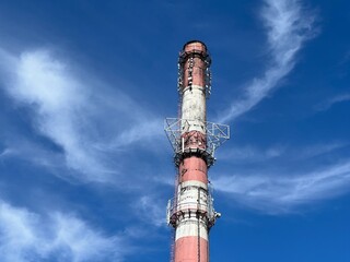 Chmury, niebo, komin. © Maciej G. Szling