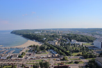 Obraz premium Cityscape with beach, marina and green hills on Baltic Sea coast