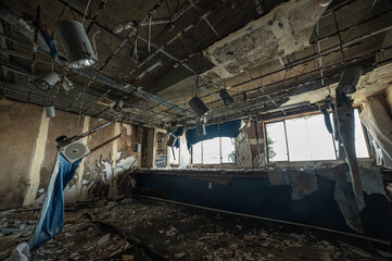 海沿いに残された廃旅館のスナック跡