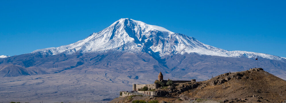 Panoramique du monastere de Khor Virap en Armenie avec le mont Ararat en arri&egrave;re plan