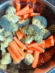 Broccoli und Karotten im Topf garen