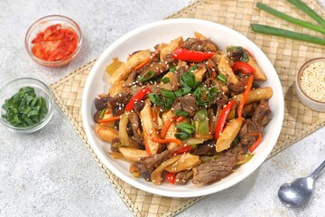 Gungjung tteokbokki (royal rice cake) or ganjang tteokbokki (rice cake with soy sauce), tastes more like another famous Korean food, japchae.
