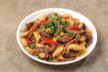 Gungjung tteokbokki (royal rice cake) or ganjang tteokbokki (rice cake with soy sauce), tastes more like another famous Korean food, japchae.