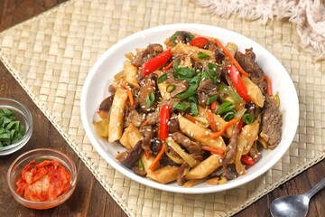 Gungjung tteokbokki (royal rice cake) or ganjang tteokbokki (rice cake with soy sauce), tastes more like another famous Korean food, japchae.
