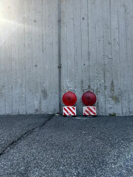 Zwei Warnleuchten und viel Beton