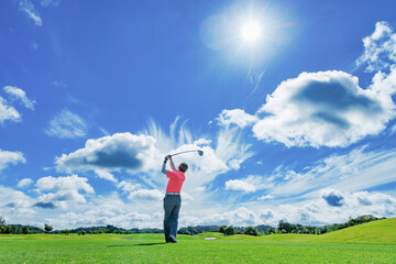 緑が綺麗なゴルフ場でプレイする人