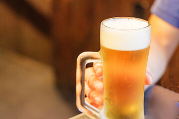 ビール（ジョッキ）を手に持つ青年