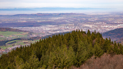 Blick zum Kaiserstuhl (Breisgau), &uuml;ber Freiburg hinweg, mit den Vogesen im Hintergrund (Frankreich), vom Schauinsland aus