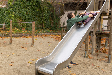 Papa mit Kleinkind auf dem Spielplatz