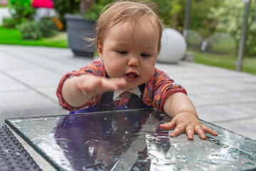 Baby erkundet den GArten