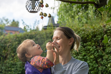 Baby lernt auf Mamas Arm die Welt kennen