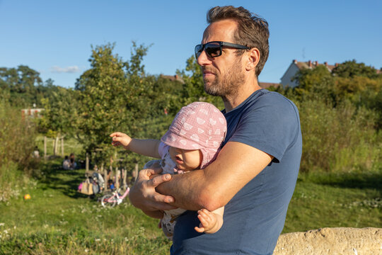 Papa mit baby-tochter im Sommer im Freien
