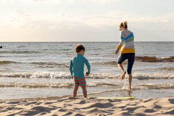 Mama mit Sohn in den Ostseewellen