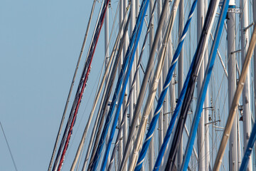 Masten von Segelschiffen im hafen