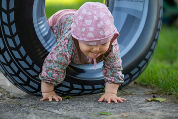 Baby spielt mit Schwimm-Reifen © Dominik Rueß